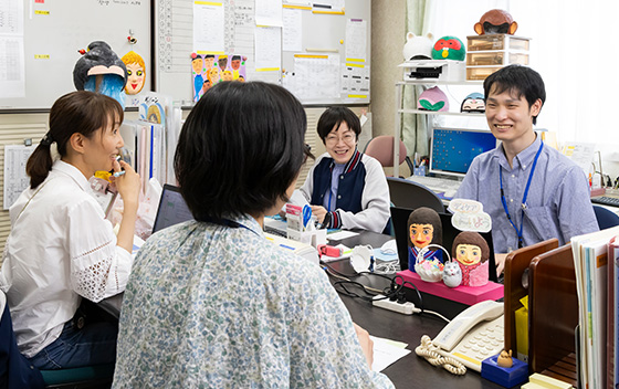 一日のスケジュールや連絡事項などを確認する様子